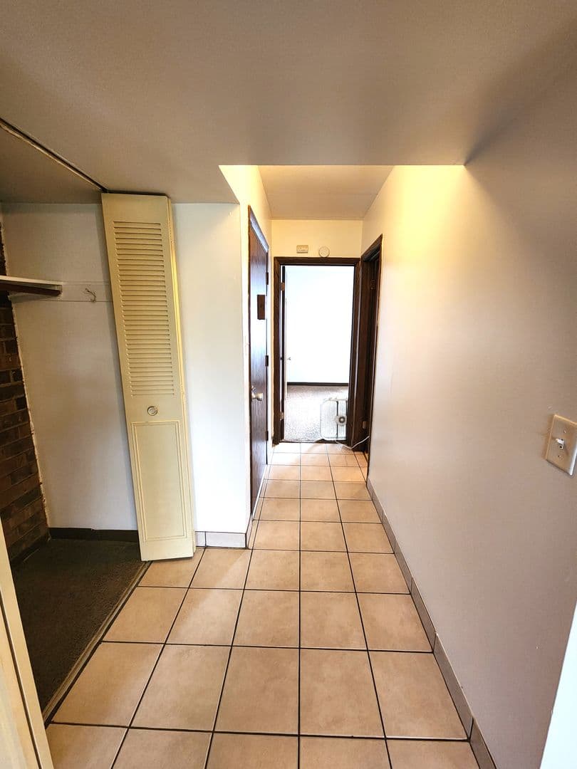 Hillside Apartment: 4900 Butterfield Rd