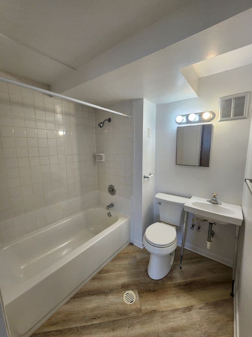 Broadview Apartment: 1937 S17th Ave