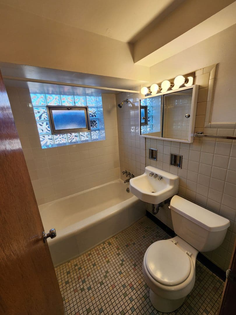 Broadview Apartment: 2420 W. Roosevelt Road