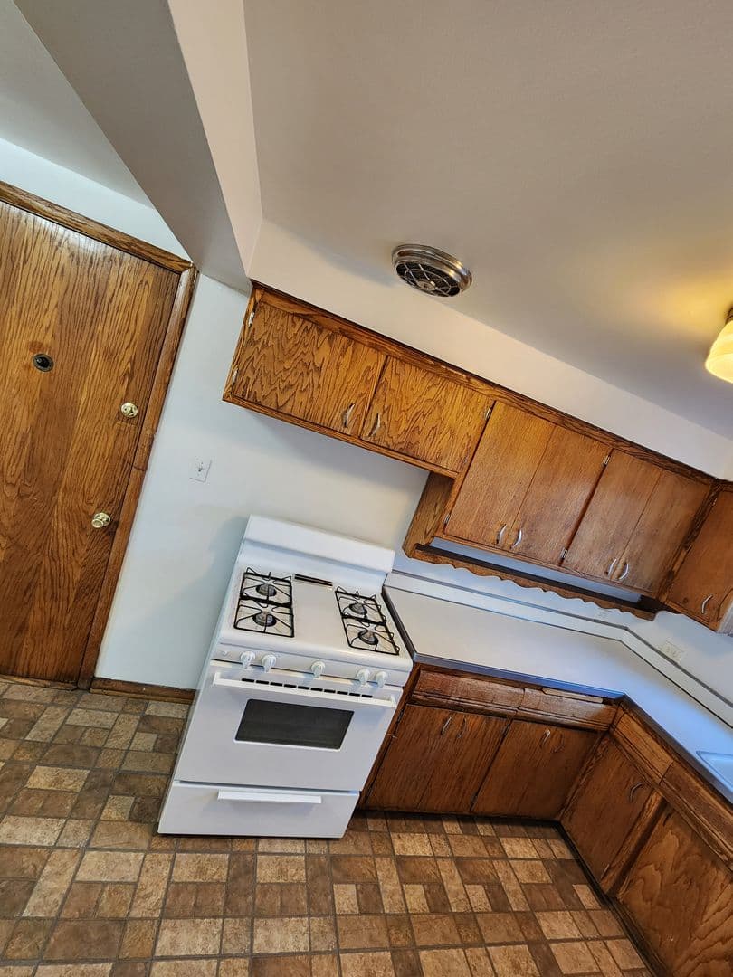 Broadview Apartment: 2420 W. Roosevelt Road