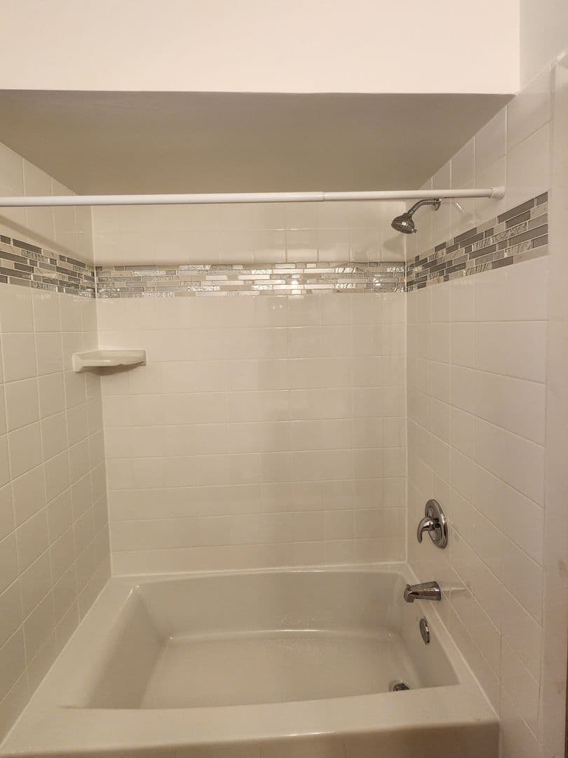 Hillside Apartment: 517 N Wolf Road