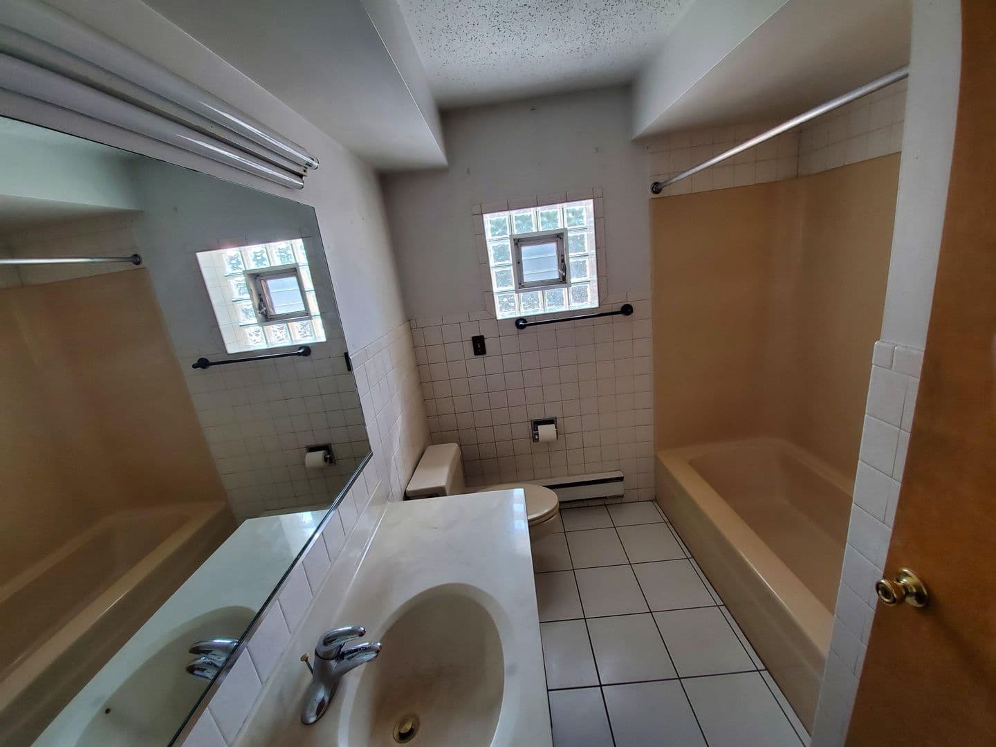 Hillside Apartment: 517 N Wolf Road