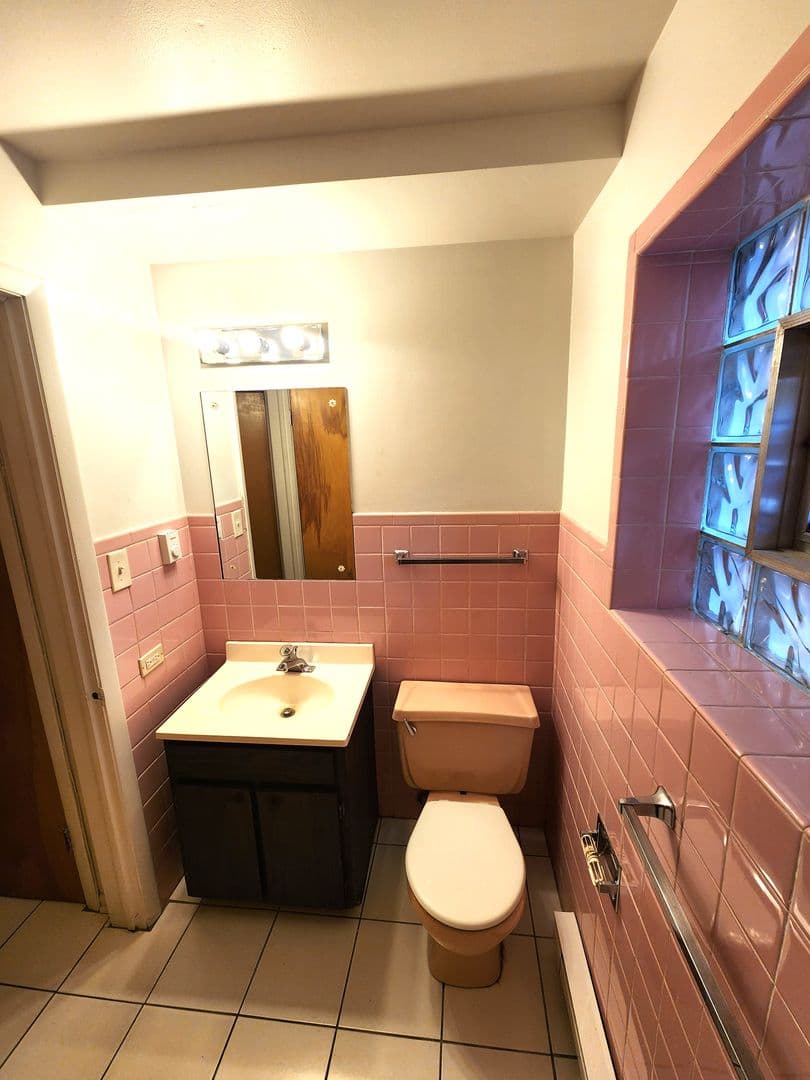 Hillside Apartment: 517 N Wolf Road