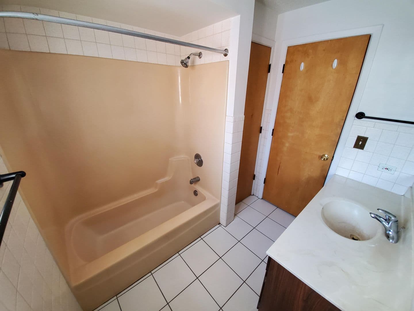 Hillside Apartment: 517 N Wolf Road