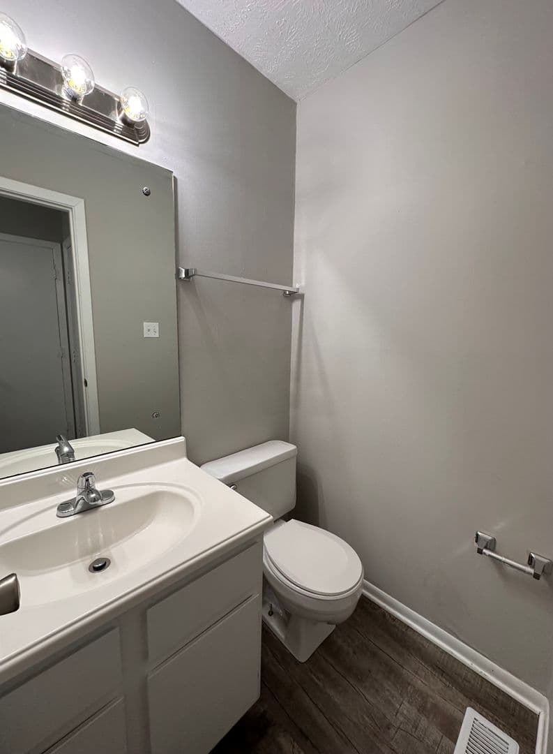 Alcoa Apartment: 1636 Louisville Road