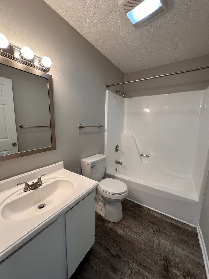 Louisville Apartment: 119 Lakeview Court