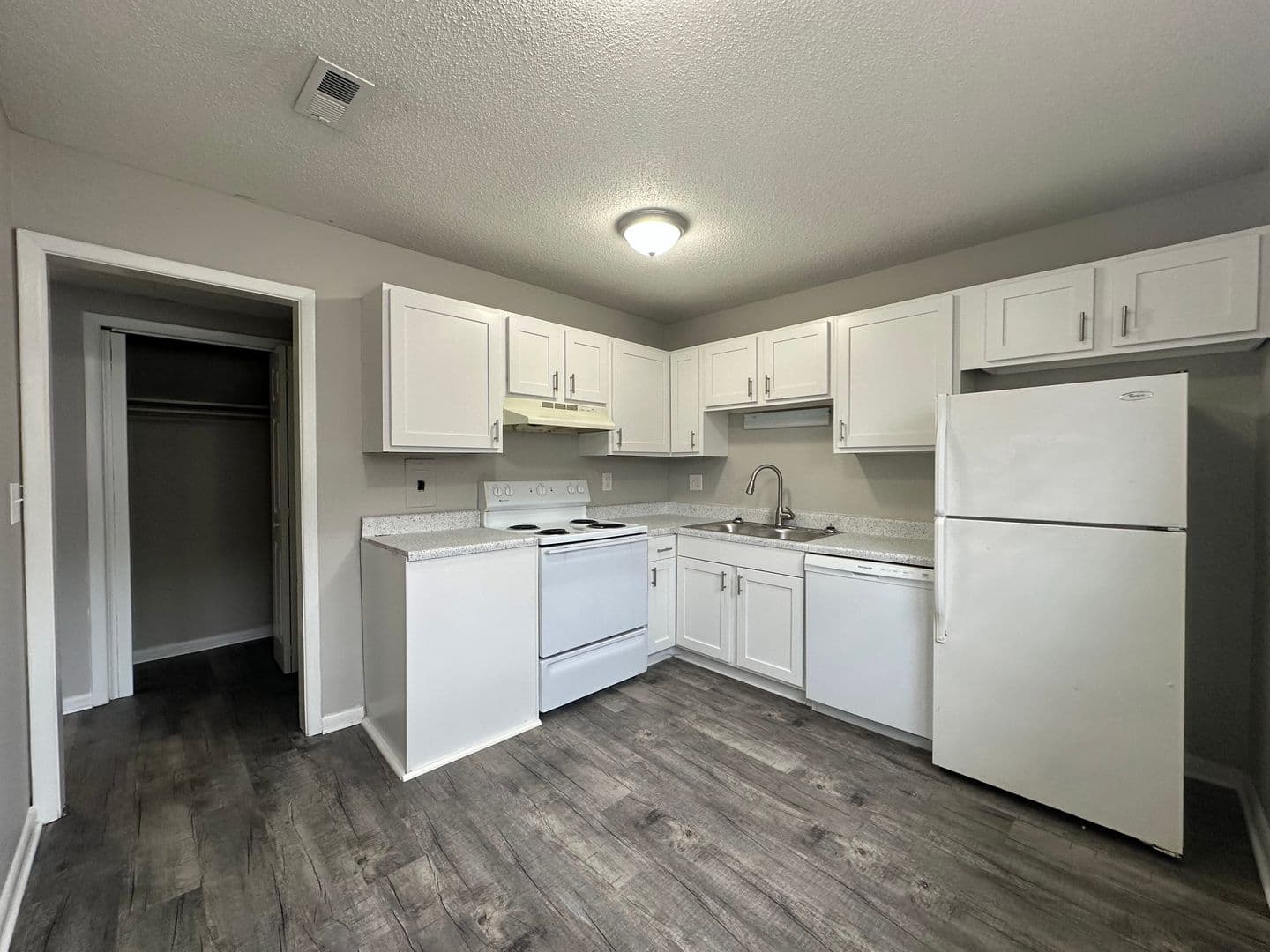 Louisville Apartment: 119 Lakeview Court