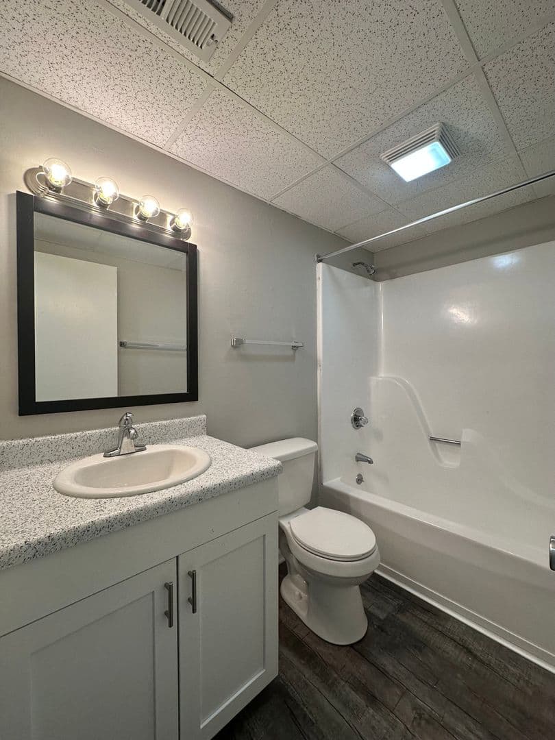 Louisville Apartment: 119 Lakeview Court