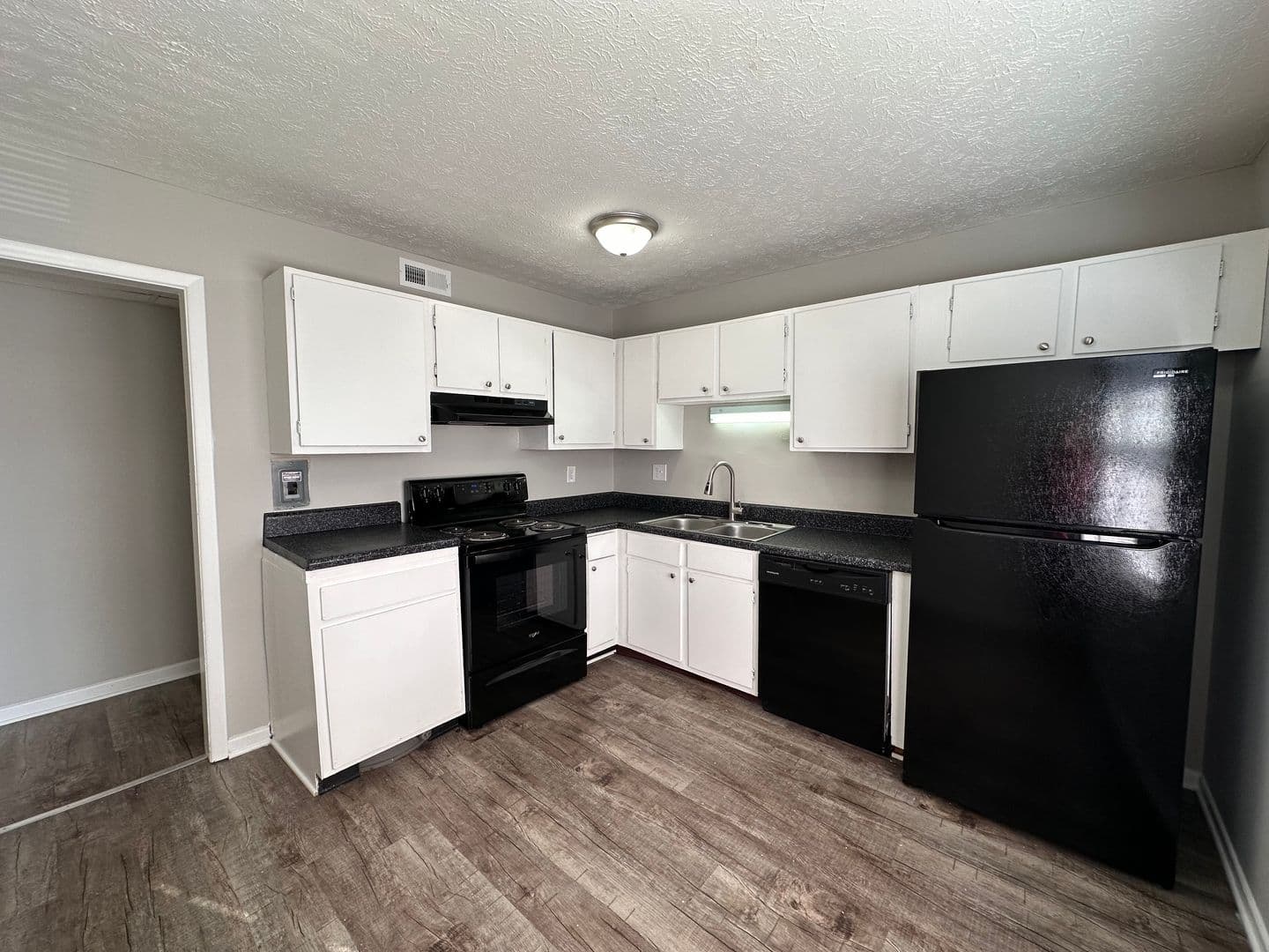 Louisville Apartment: 119 Lakeview Court