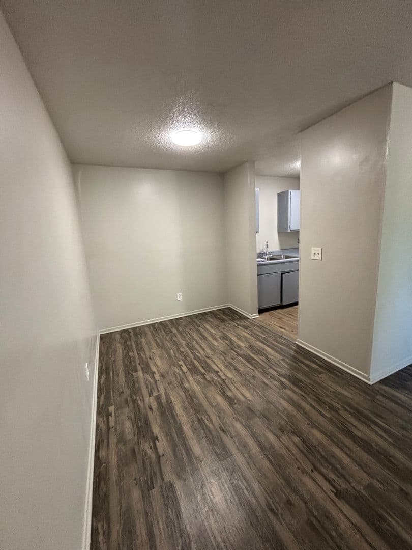 Olathe Apartment: 515 S Clairborne Rd.