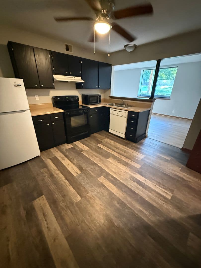 Leavenworth Apartment: 940 N 2nd St Apt J