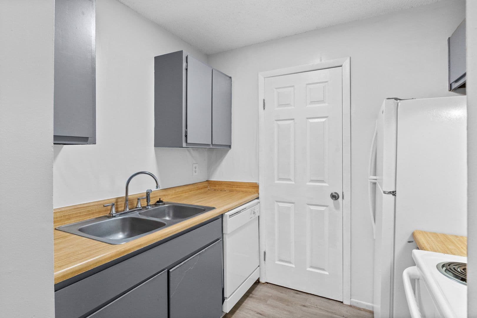 Olathe Apartment: 515 S Clairborne Rd.