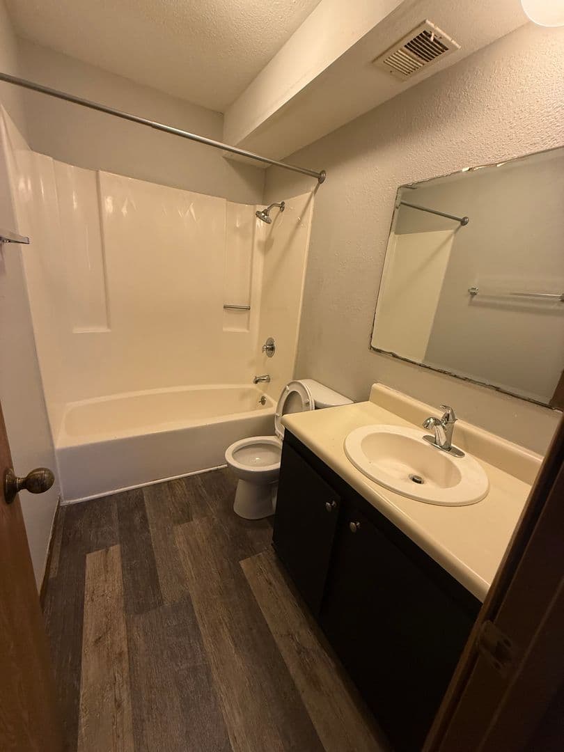 Leavenworth Apartment: 940 N 2nd St Apt J