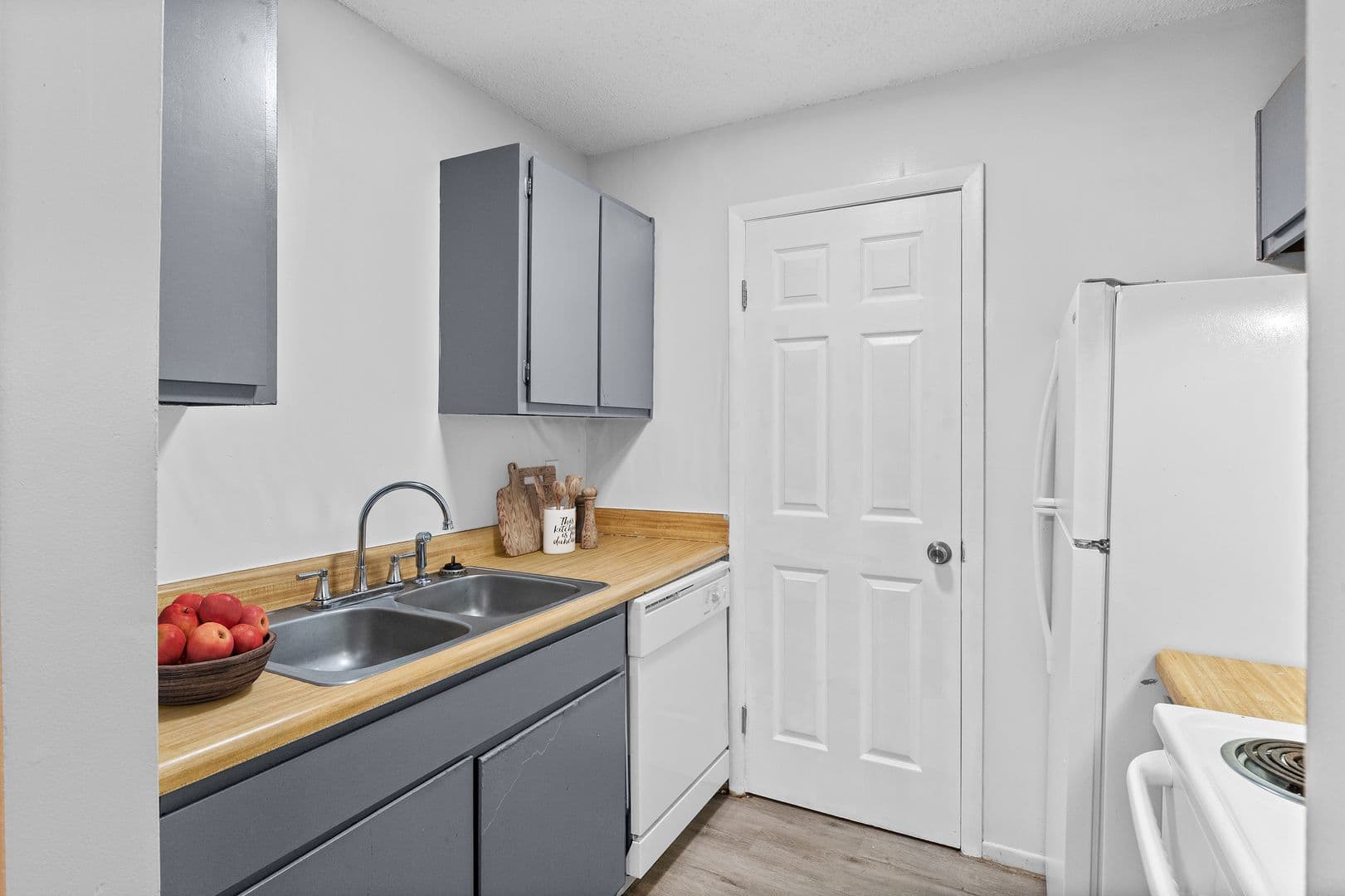 Olathe Apartment: 515 S Clairborne Rd.
