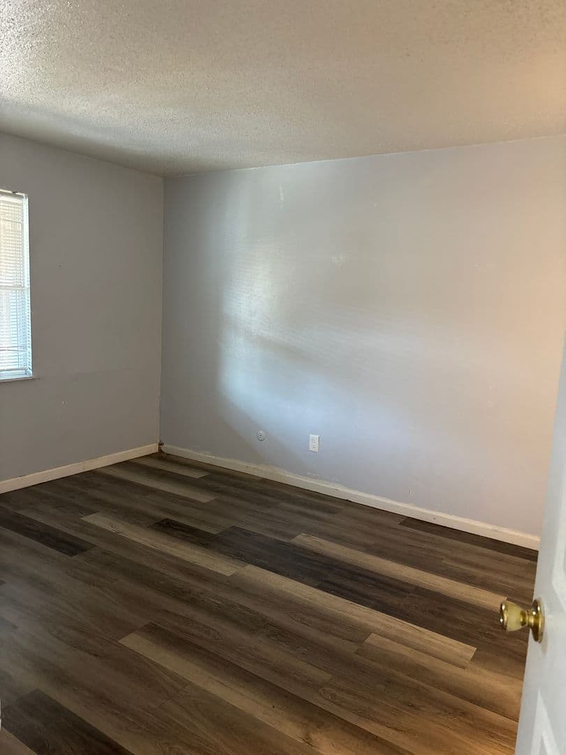 Olathe Apartment: 515 S Clairborne Rd.