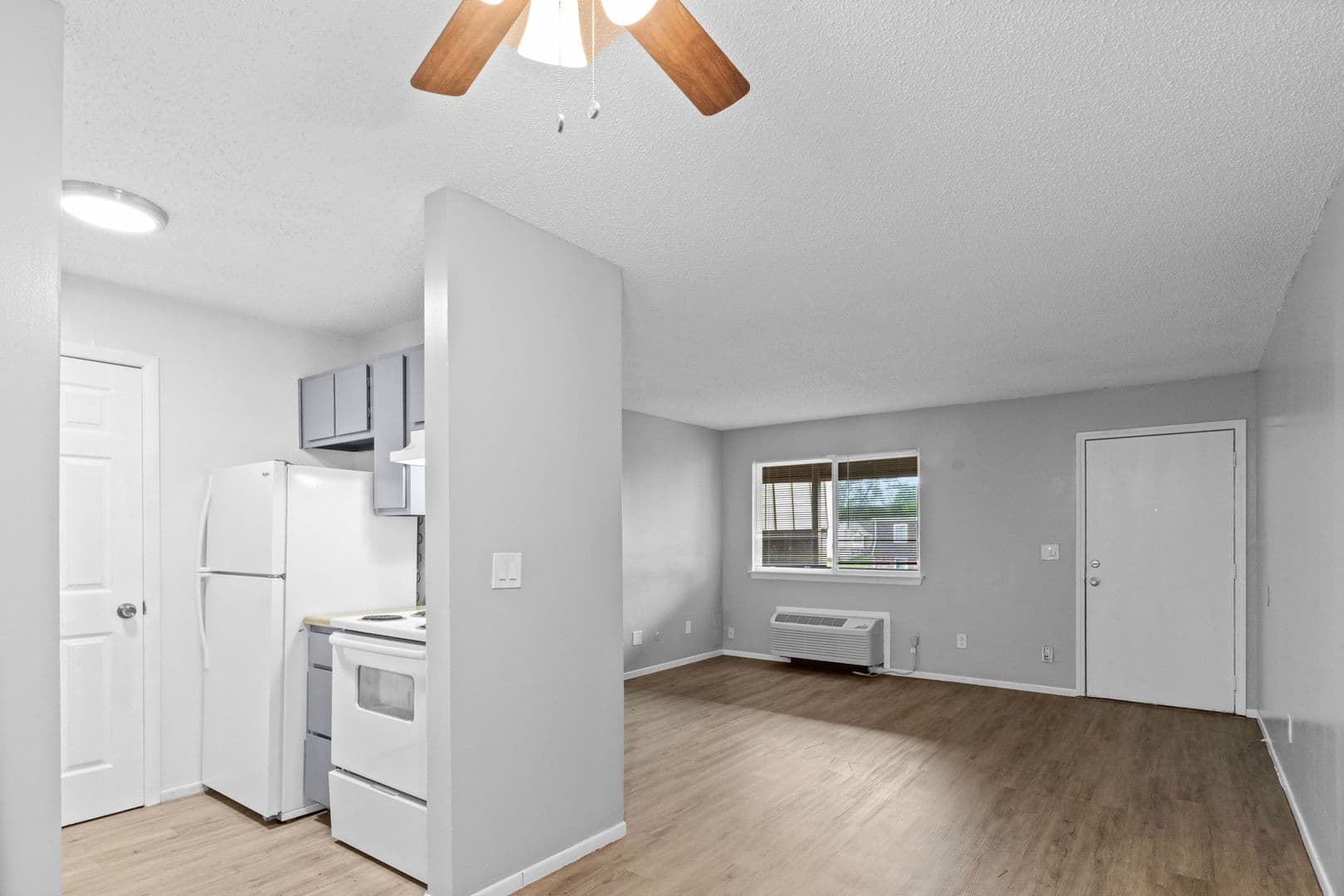Olathe Apartment: 515 S Clairborne Rd.