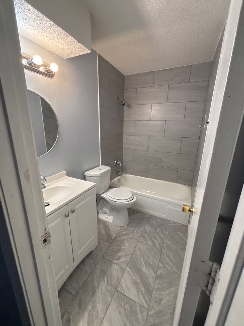 Olathe Apartment: 515 S Clairborne Rd.