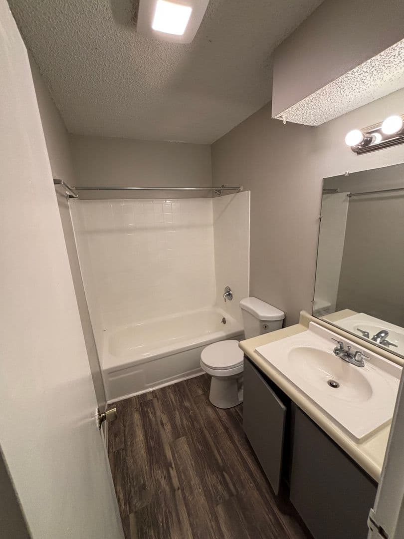 Olathe Apartment: 515 S Clairborne Rd.