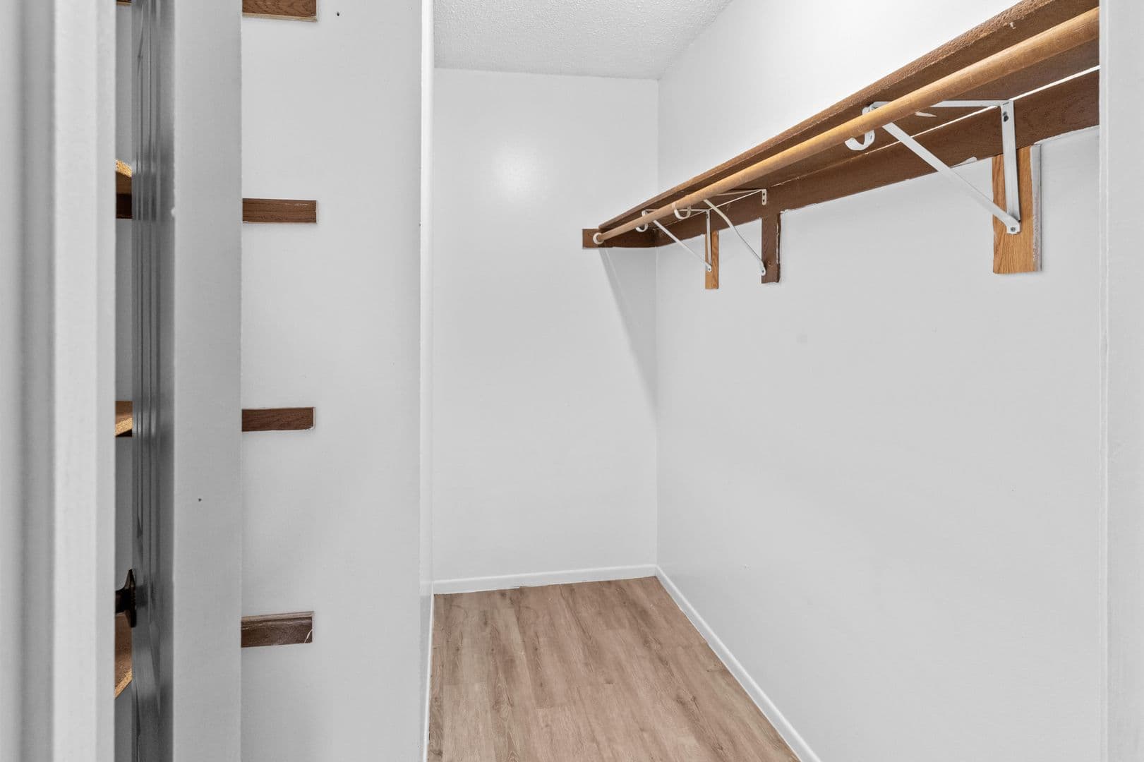 Olathe Apartment: 515 S Clairborne Rd.