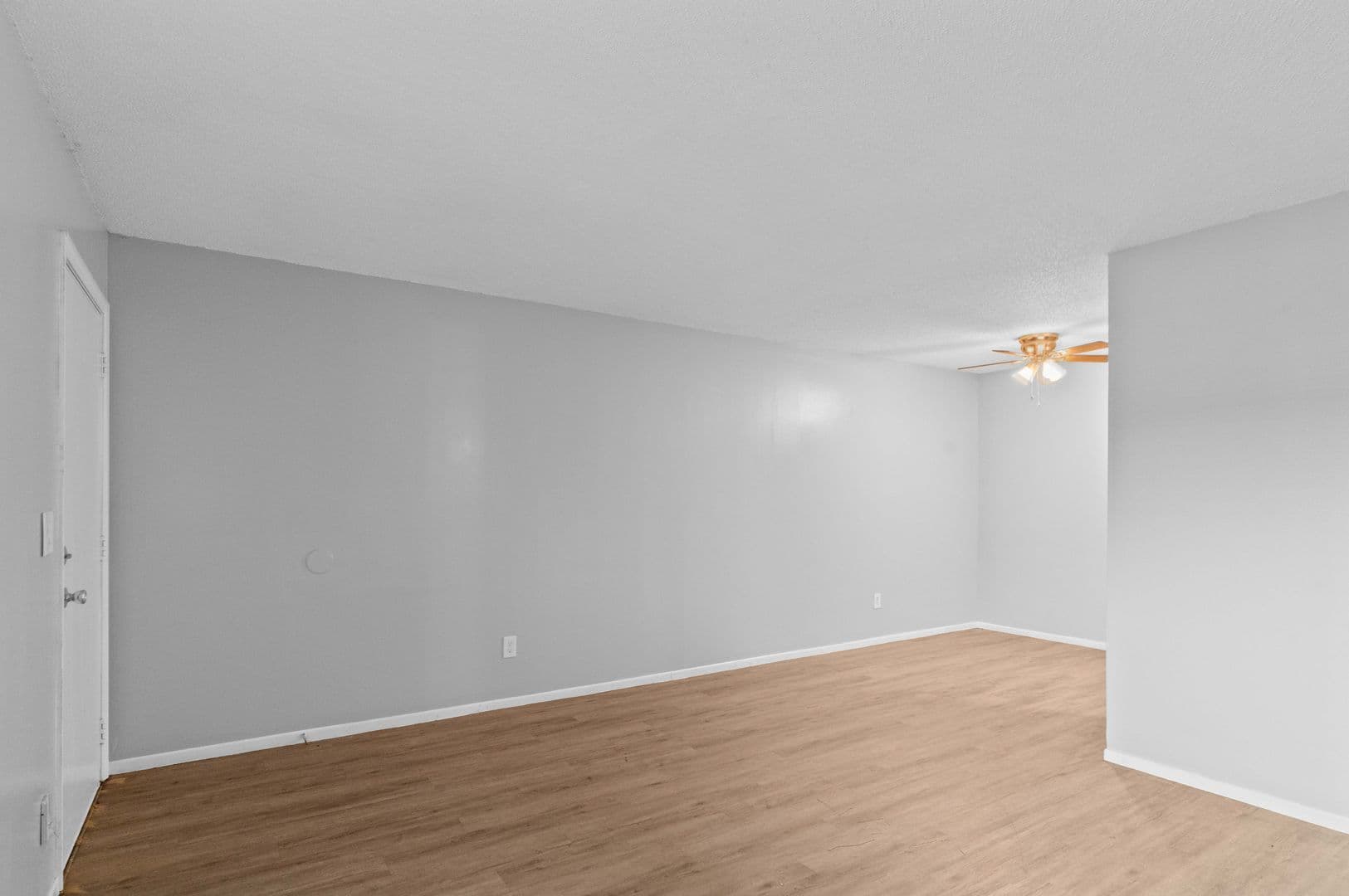 Olathe Apartment: 515 S Clairborne Rd.