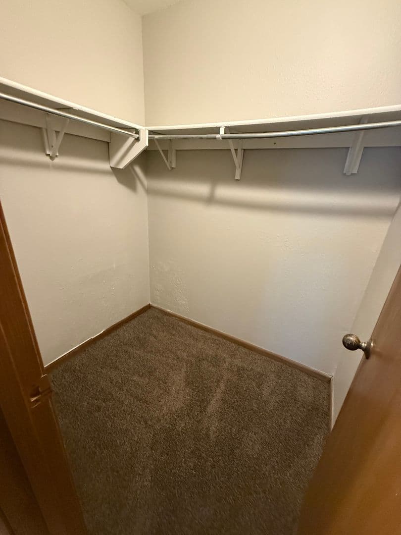 Leavenworth Apartment: 940 N 2nd St Apt J