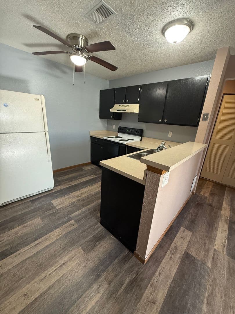 Leavenworth Apartment: 920 N 2nd St - Apt J