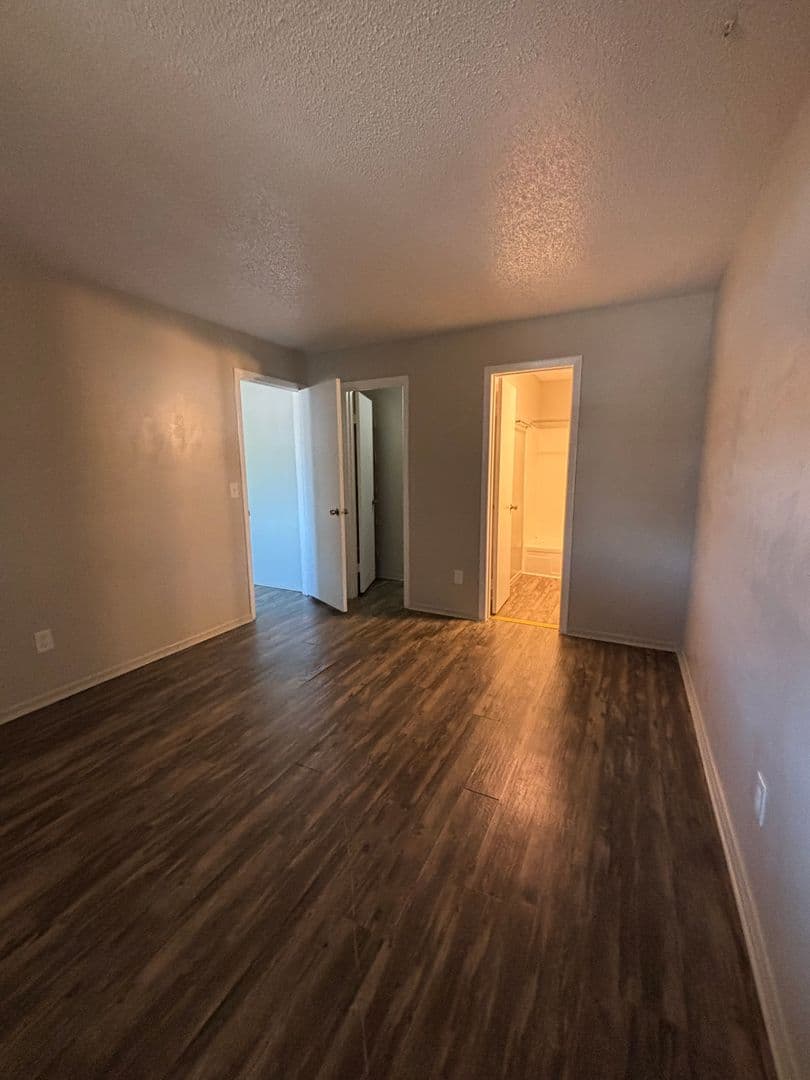 Olathe Apartment: 515 S Clairborne Rd.