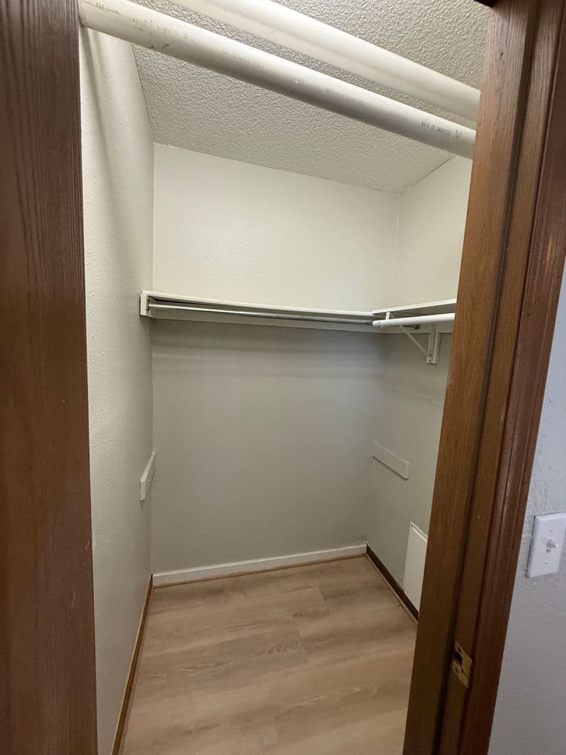 Leavenworth Apartment: 940 N 2nd St Apt J