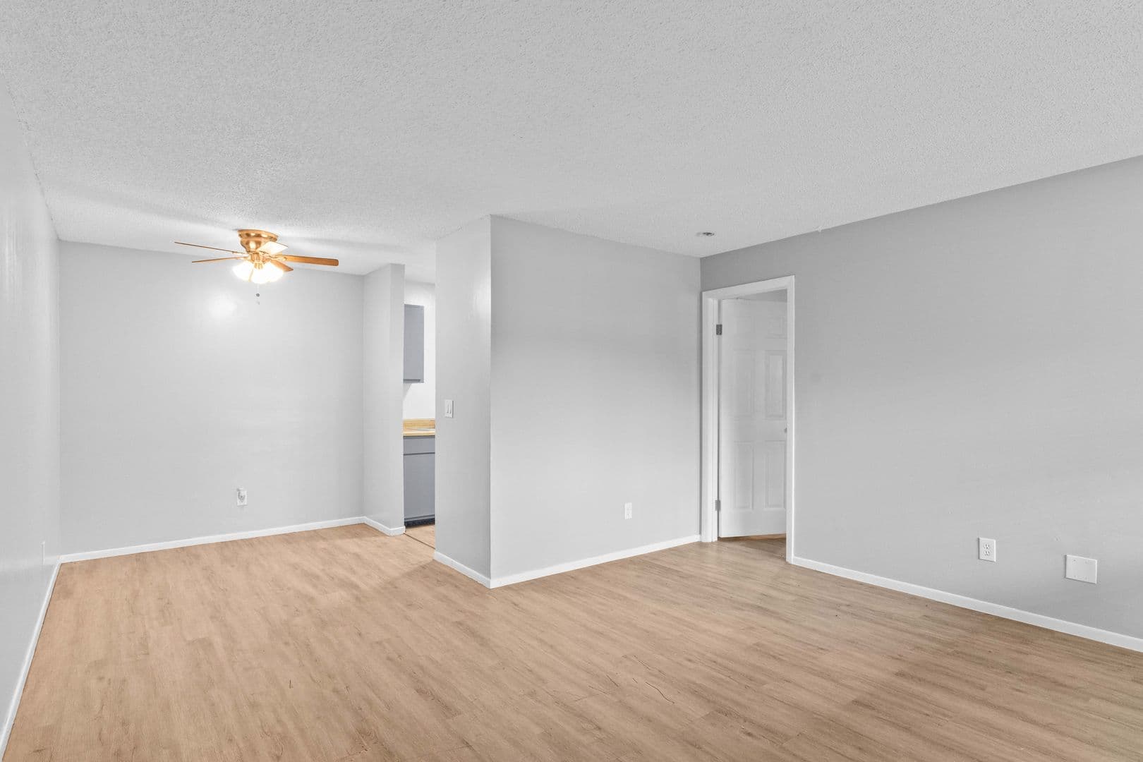 Olathe Apartment: 515 S Clairborne Rd.