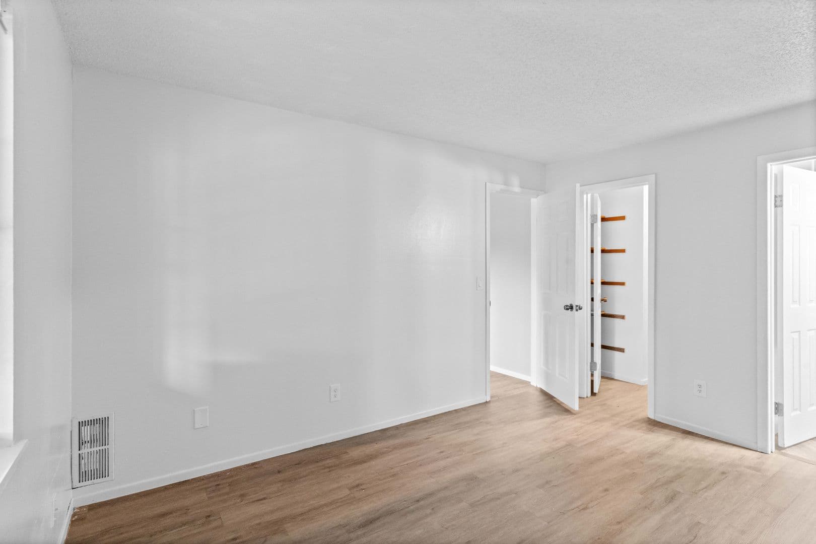 Olathe Apartment: 515 S Clairborne Rd.
