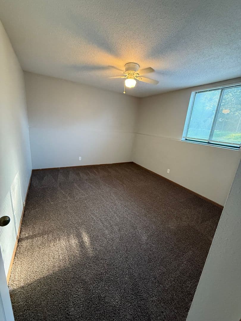 Leavenworth Apartment: 940 N 2nd St Apt J