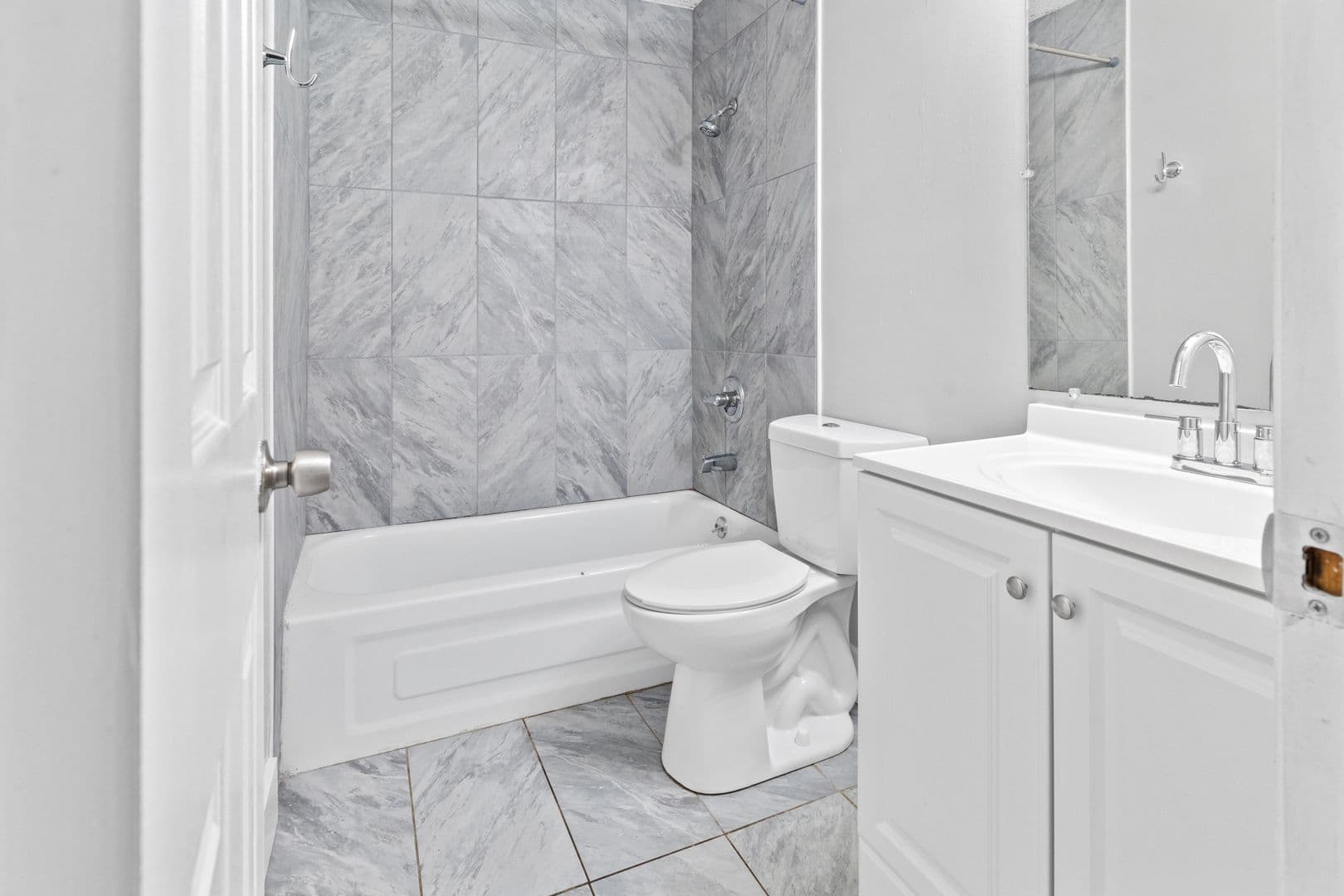 Olathe Apartment: 515 S Clairborne Rd.
