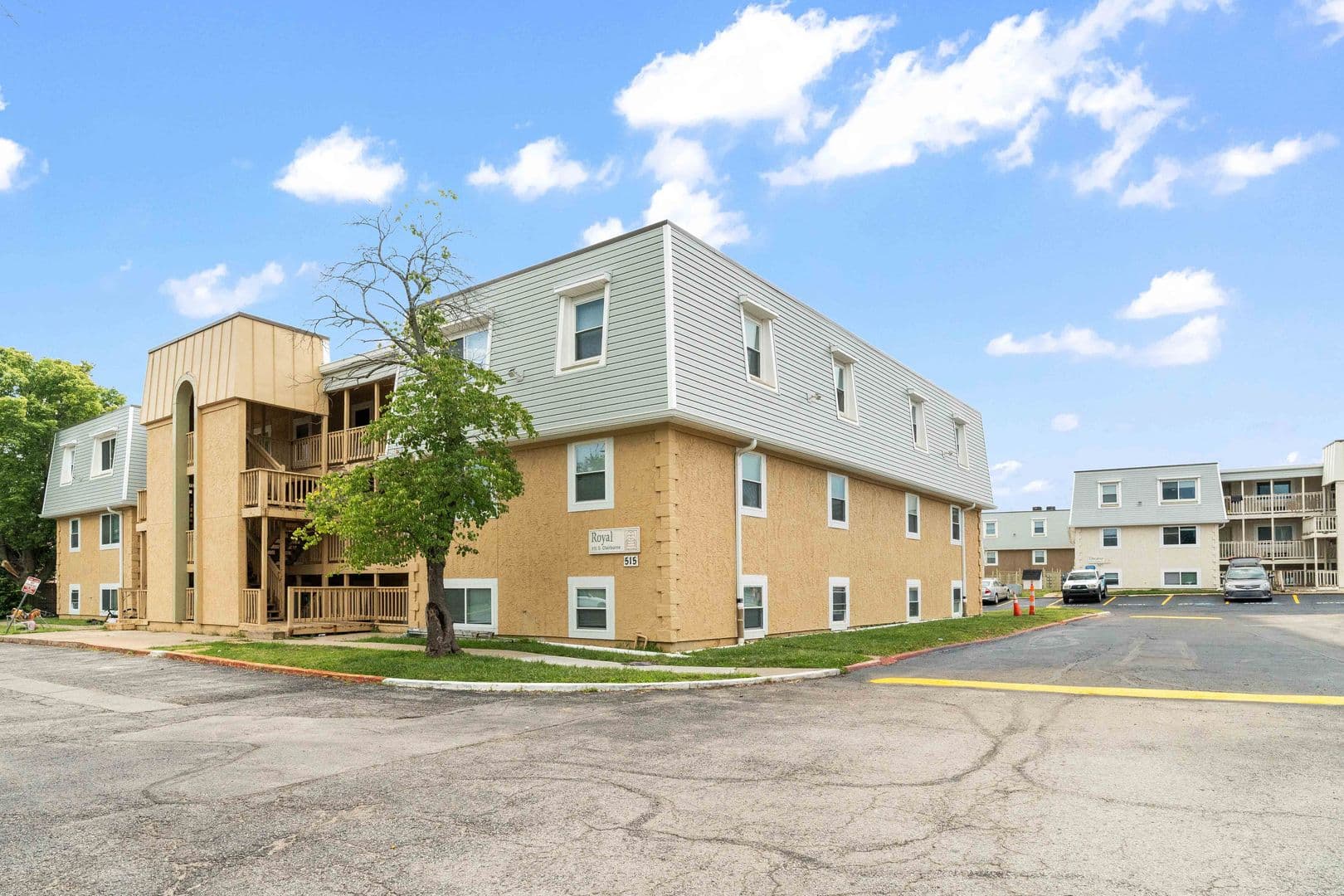 Olathe Apartment: 515 S Clairborne Rd.