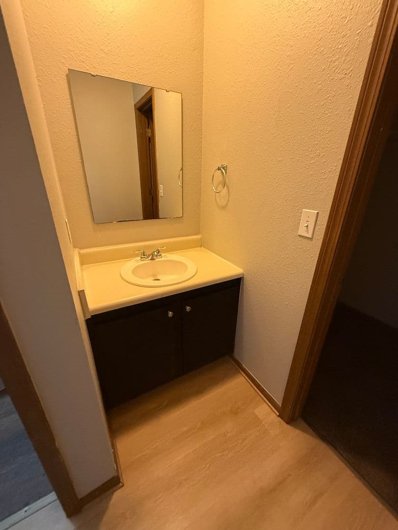 Leavenworth Apartment: 940 N 2nd St Apt J
