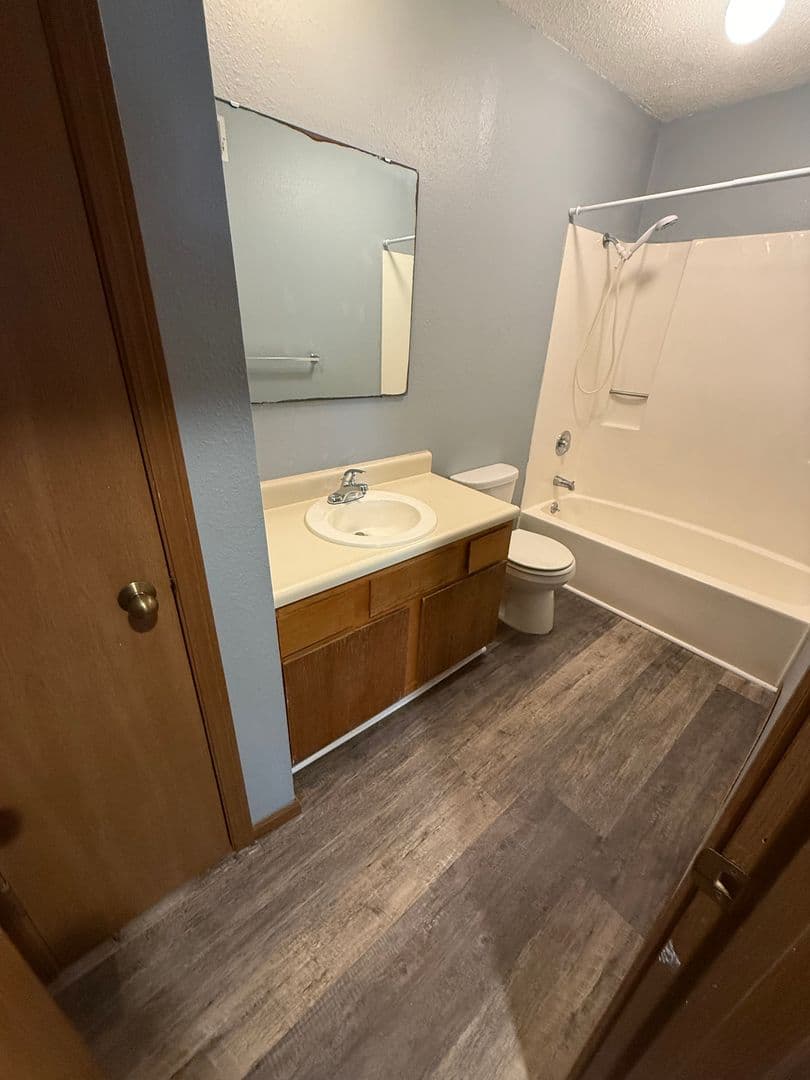 Leavenworth Apartment: 920 N 2nd St - Apt J