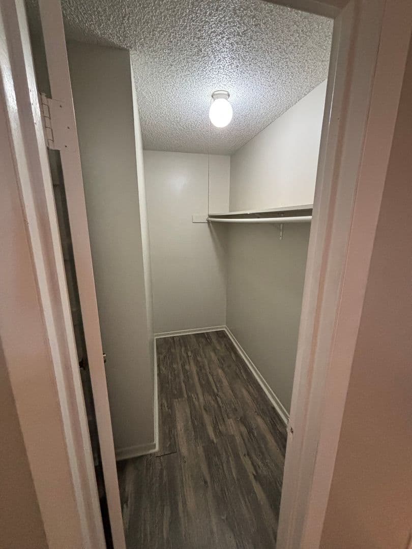 Olathe Apartment: 515 S Clairborne Rd.