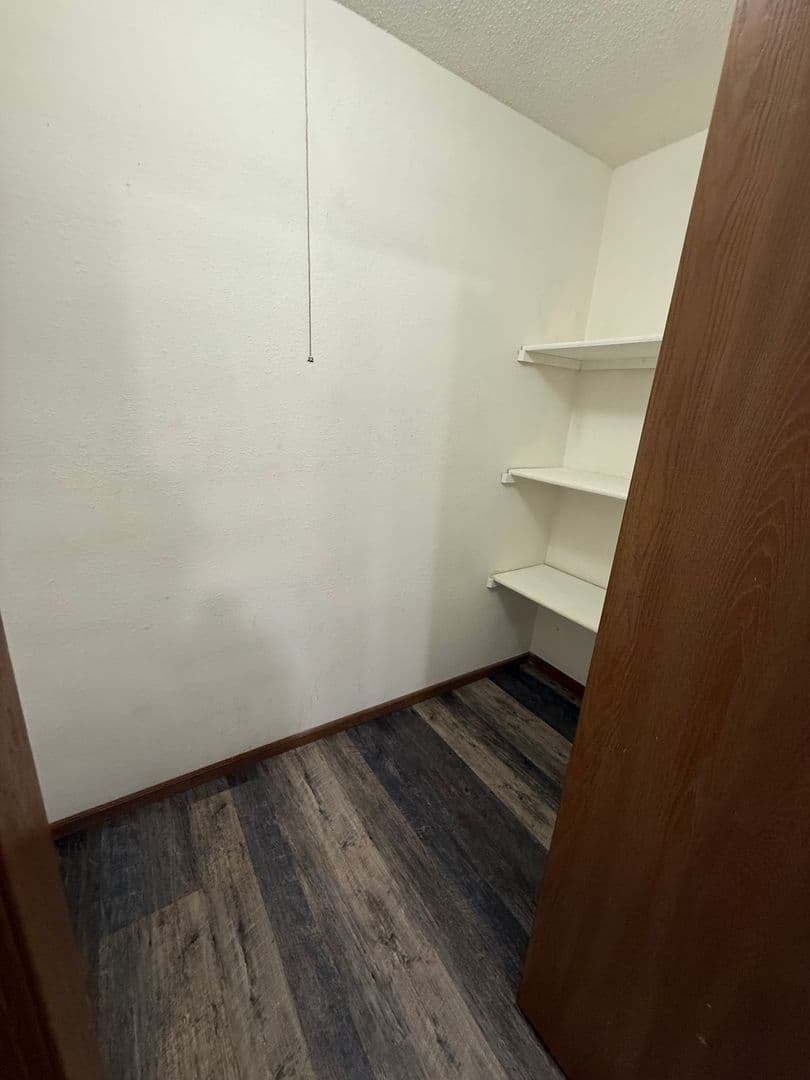 Leavenworth Apartment: 920 N 2nd St - Apt J