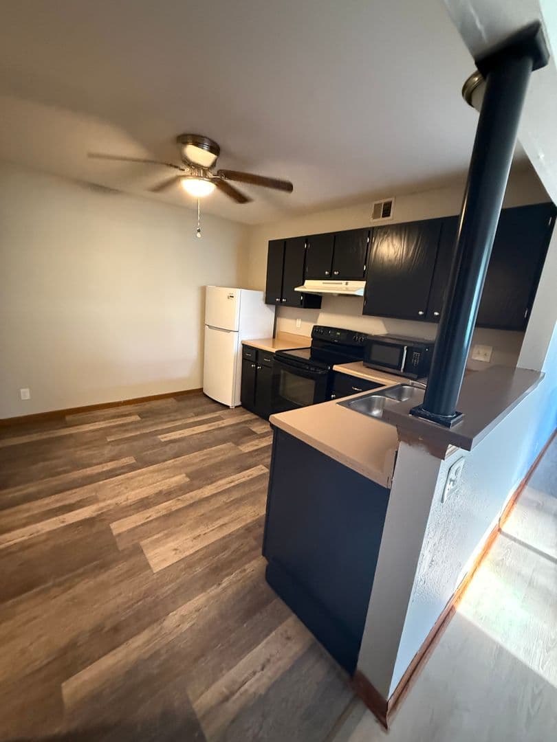 Leavenworth Apartment: 940 N 2nd St Apt J