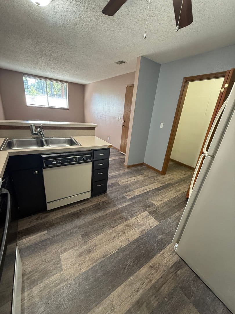 Leavenworth Apartment: 920 N 2nd St - Apt J
