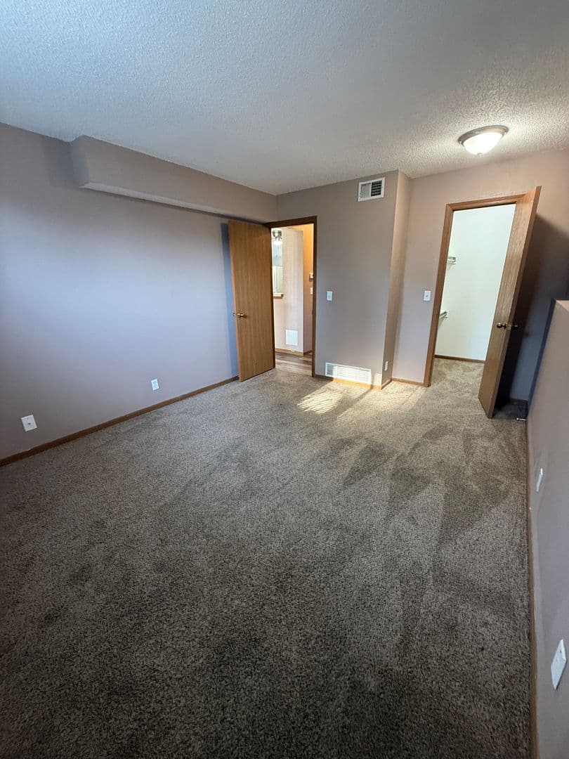 Leavenworth Apartment: 920 N 2nd St - Apt J