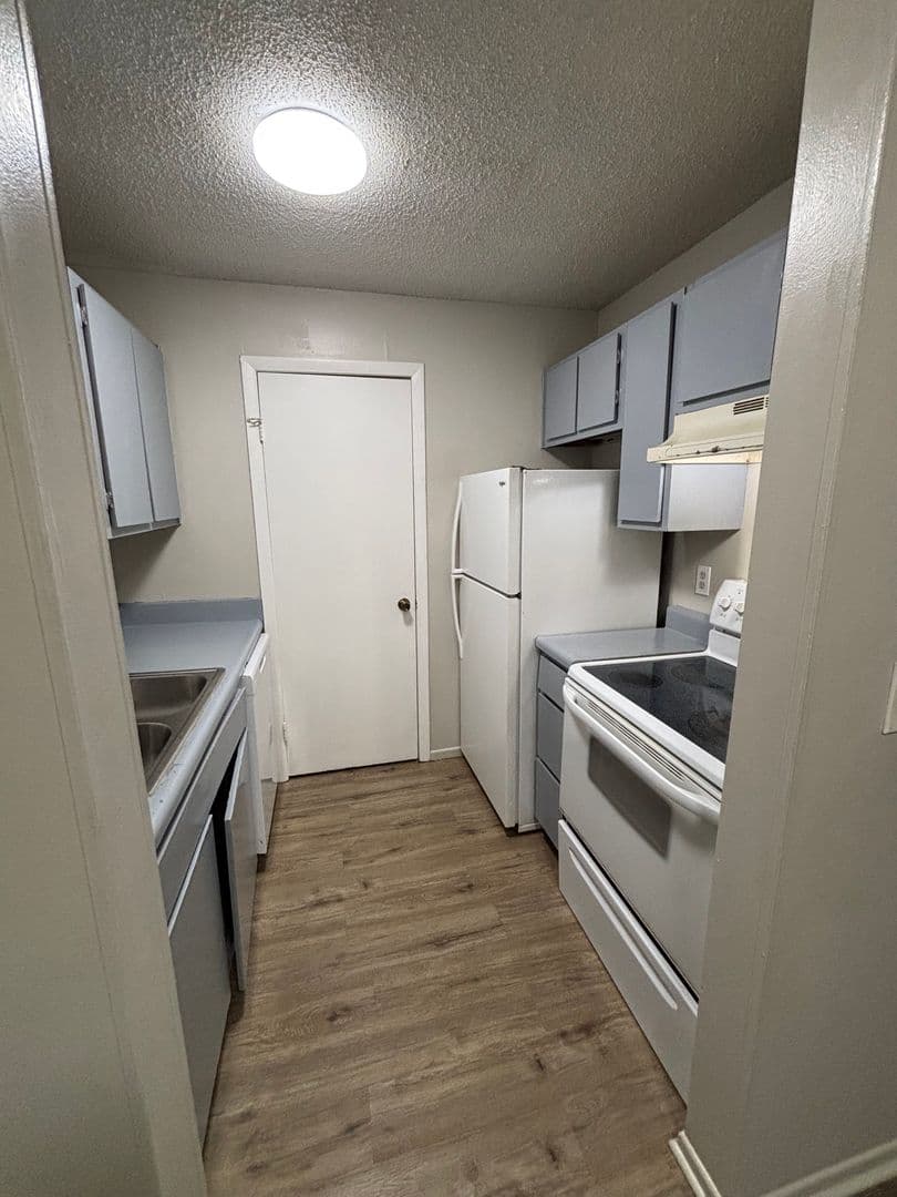 Olathe Apartment: 515 S Clairborne Rd.