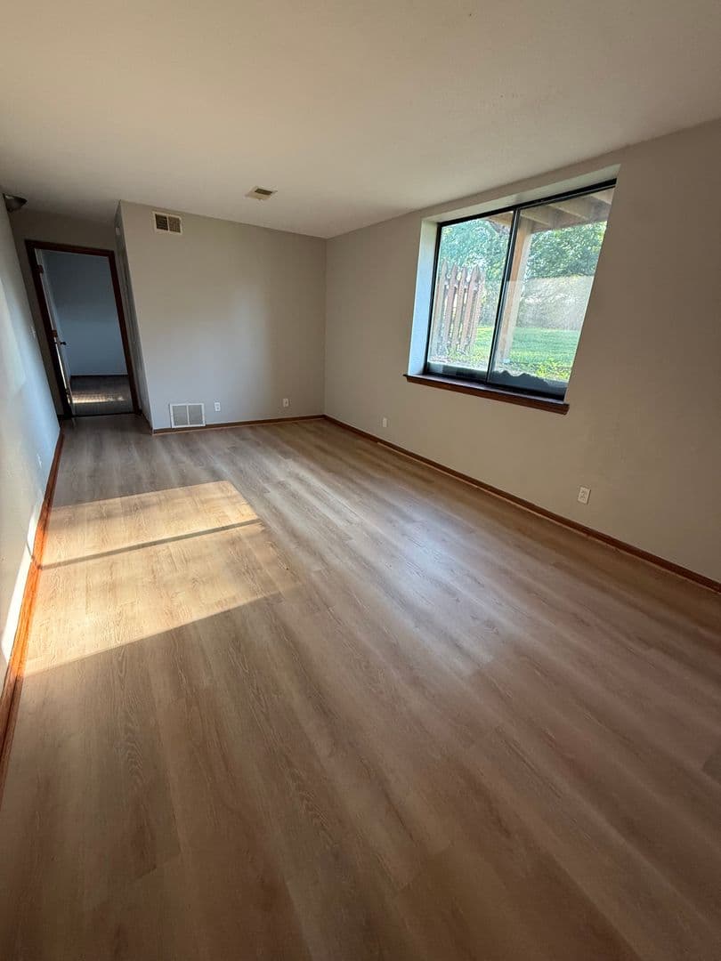 Leavenworth Apartment: 940 N 2nd St Apt J