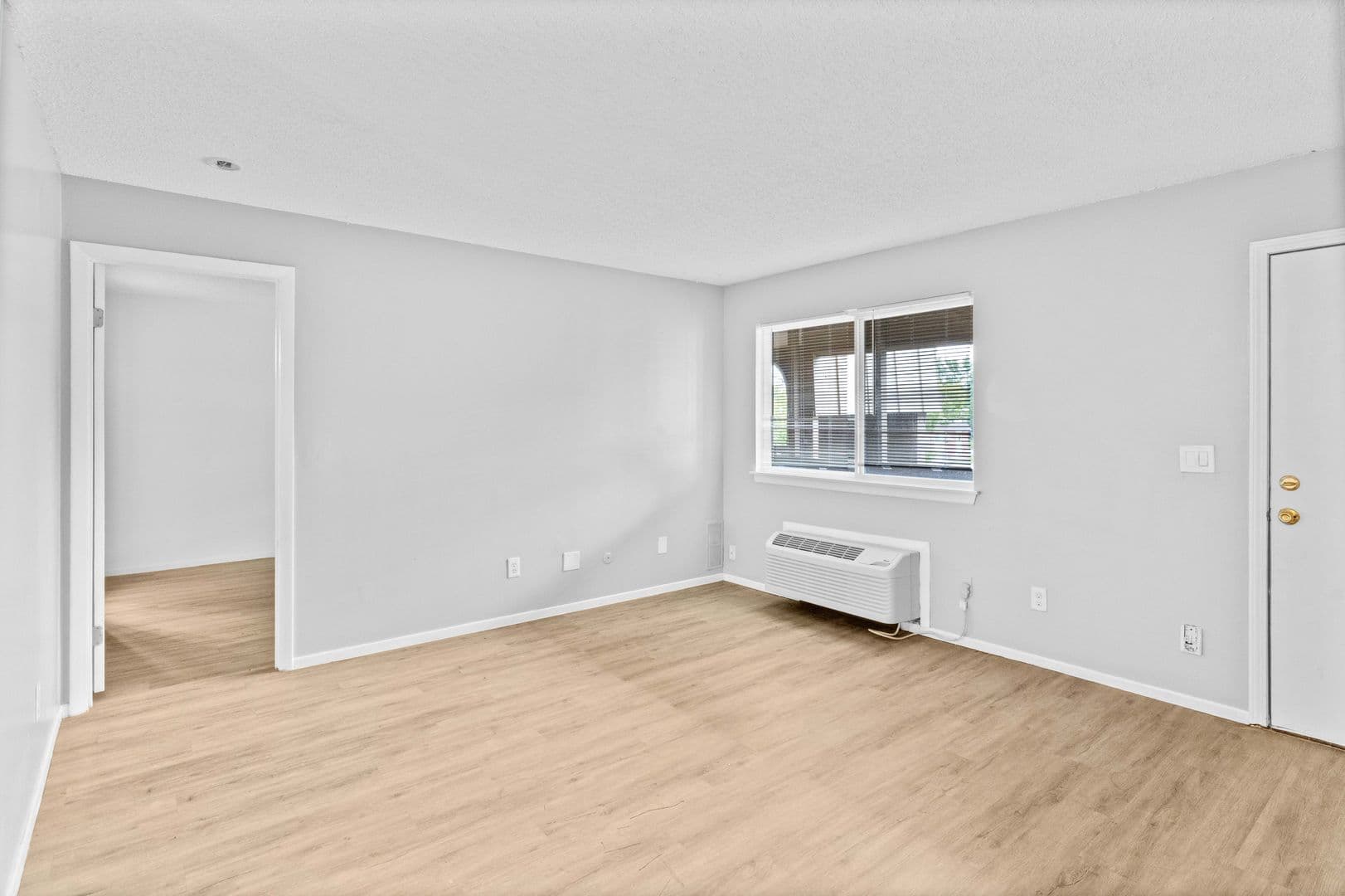 Olathe Apartment: 515 S Clairborne Rd.