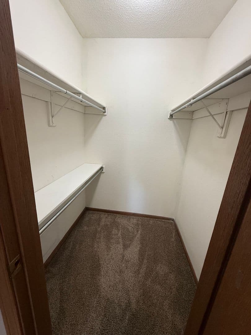 Leavenworth Apartment: 920 N 2nd St - Apt J