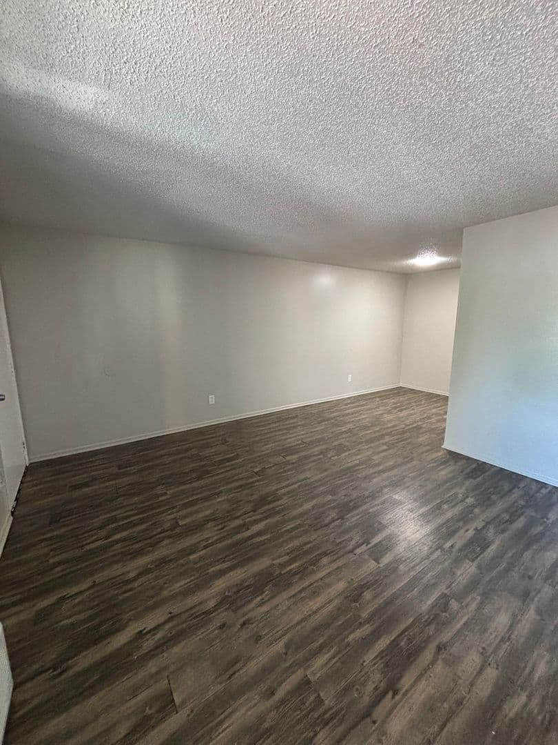 Olathe Apartment: 515 S Clairborne Rd.