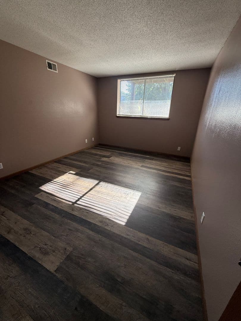 Leavenworth Apartment: 920 N 2nd St - Apt J