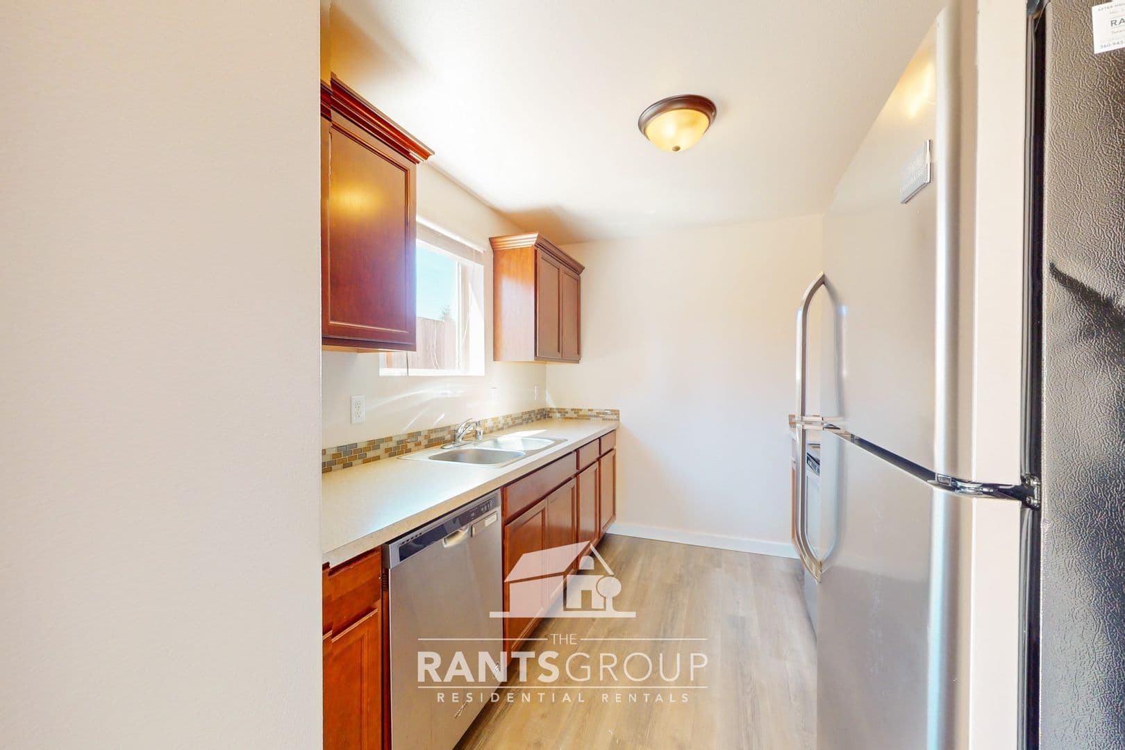 Yelm Apartment: 304 Longmire Street SE - 107B