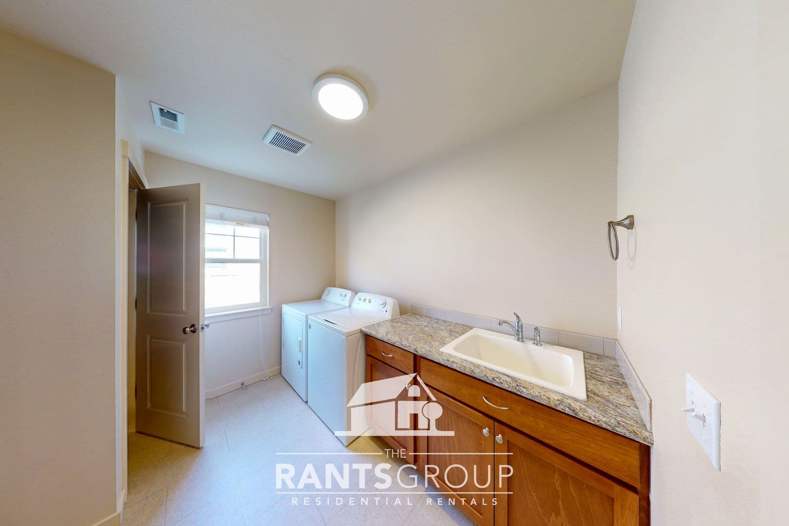 Tumwater Apartment: 607 3rd Ave SW A & B
