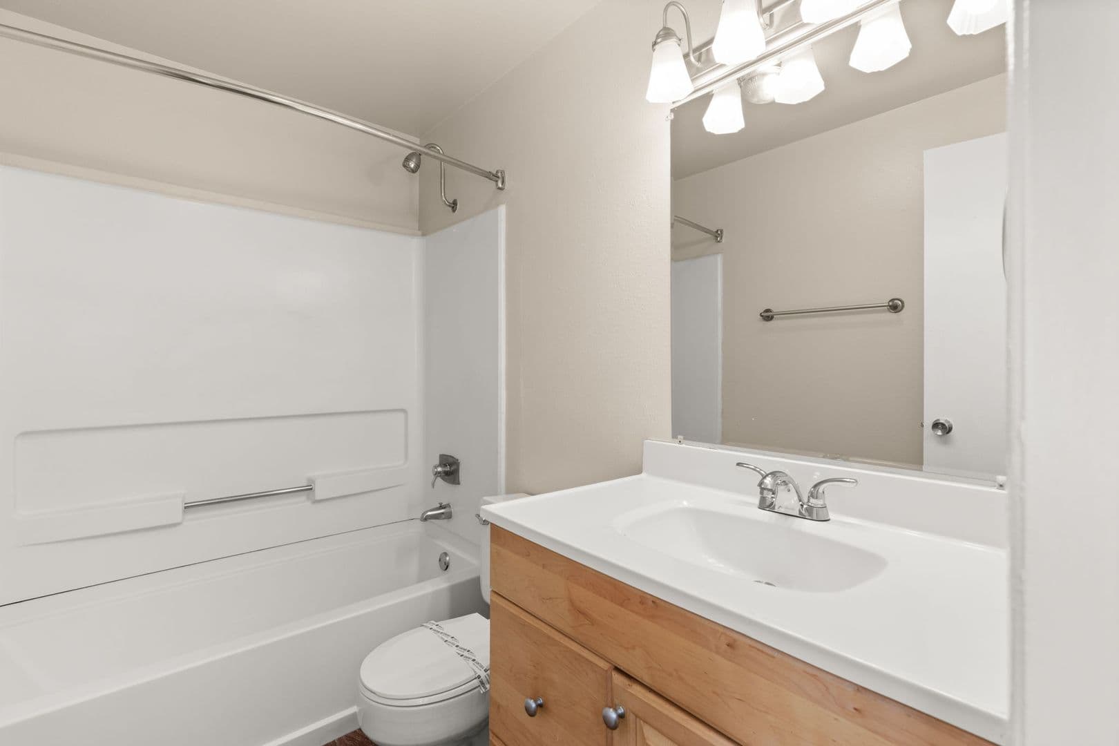 Portland Apartment: 17420 NE Halsey St