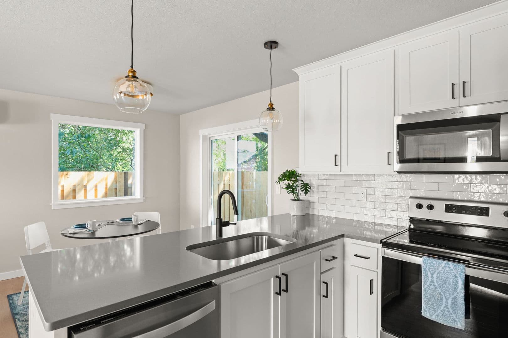 Portland Apartment: 8516 NE Hassalo St